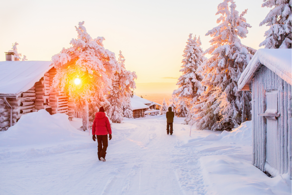 Sfeervolle lodge in Lapland tijdens winterreis in Rovaniemi met sneeuw en verlichting