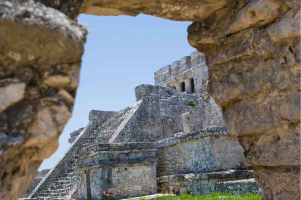 Tulum_Maya tempel vanuit poort