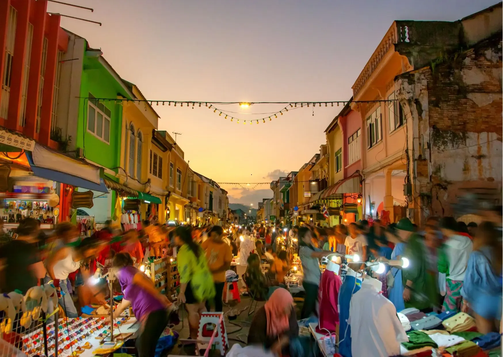 Sfeervolle night market met streetfood in Phuket Thailand