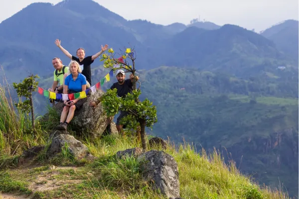 Reizigers tijdens de wandeling naar Little Adam’s Peak bij Ella