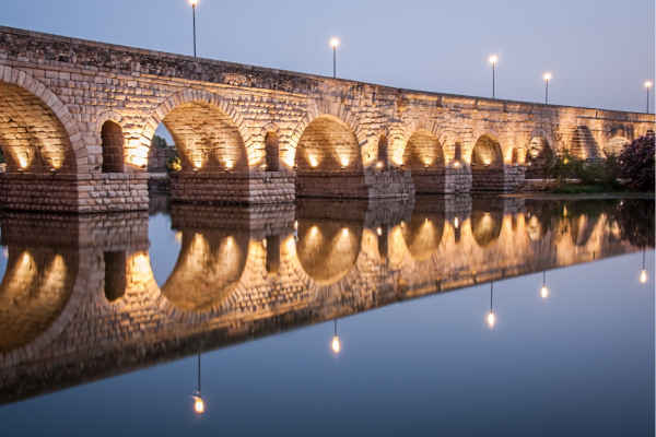 Merida_Romantische brug bij avond