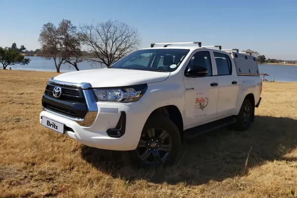 Robuuste Toyota Hilux 4×4 zonder daktent voor lodge-based selfdrive safari’s en gravel routes