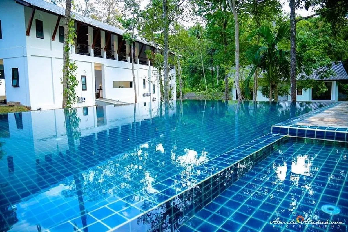 Serendib Signature Resort in Digana met buitenzwembad en groene omgeving