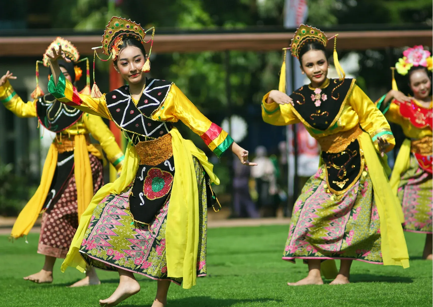 Danseressen in kleurrijke traditionele kleding tijdens een culturele dansvoorstelling in rondreis Maleisië