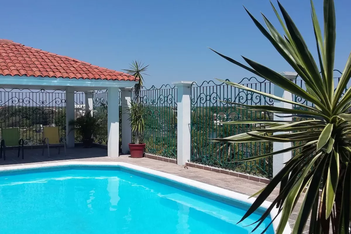 Ontspannen bij het zwembad van Hotel & Suites Real del Lago