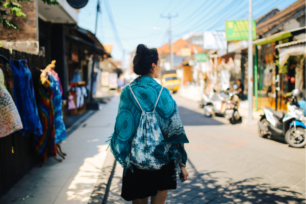 Winkelen door winkelstraat kuta in bali
