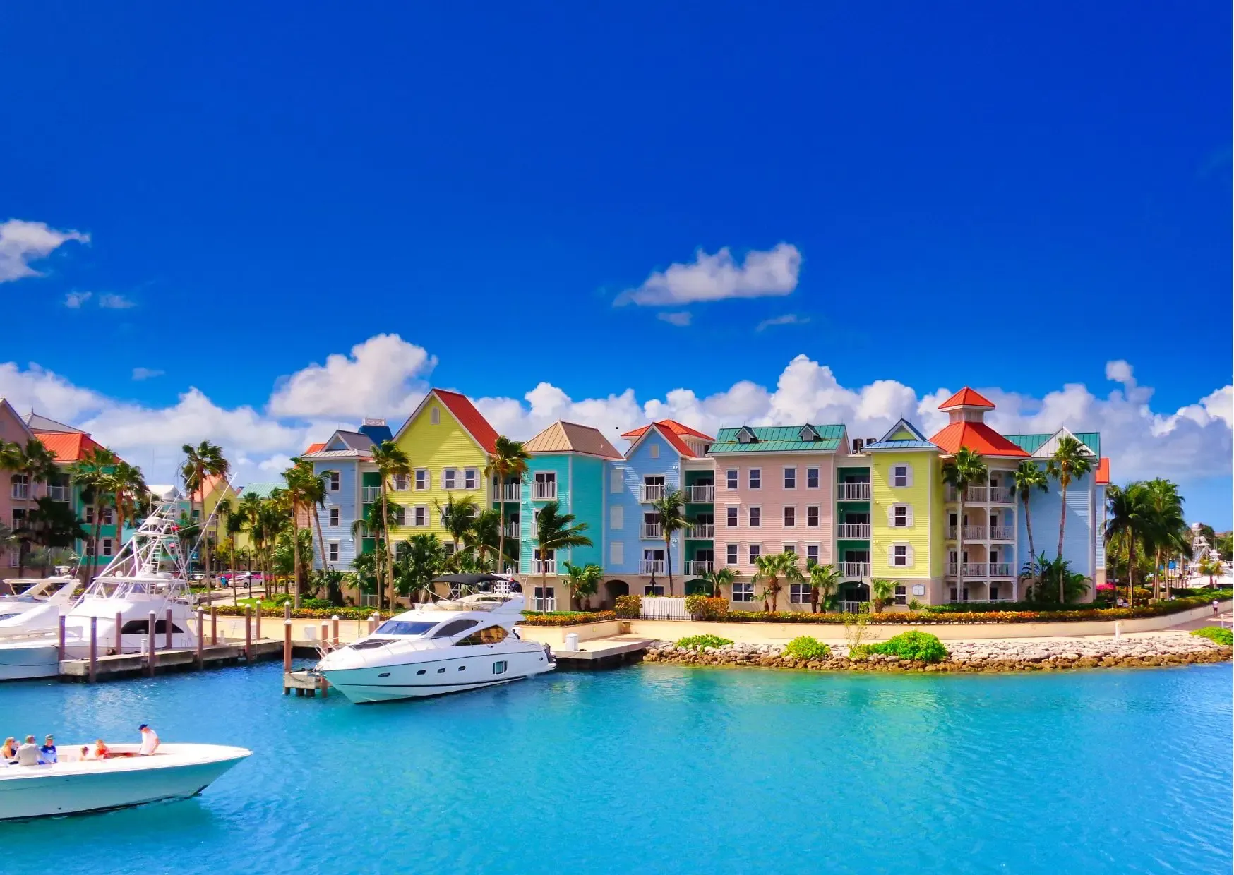 Wit zandstrand met palmbomen en helderblauw water in Nassau op de Bahama's
