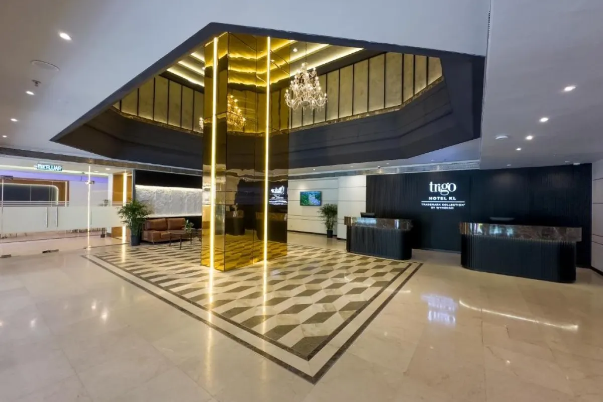 Moderne lobby en receptie van Trigo Hotel Kuala Lumpur met goudkleurige verlichting