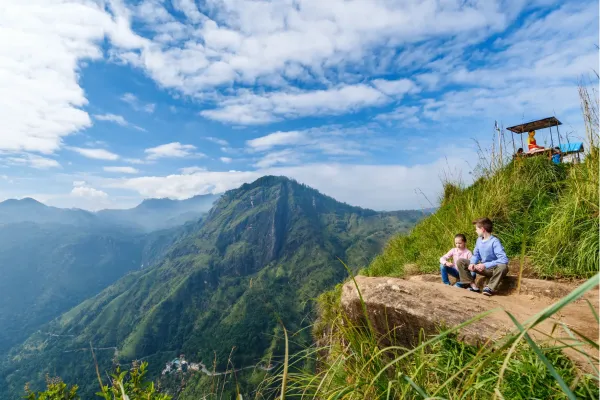 Reizigers genieten van het groene berglandschap rond Ella in Sri Lanka