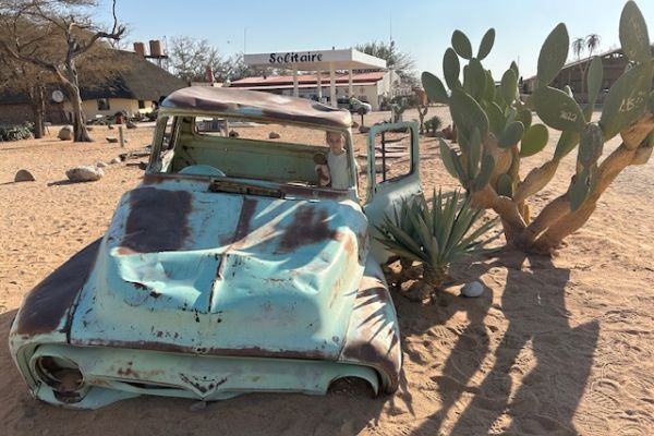 Solitaire - “Autowrakken en appeltaart bij Solitaire – fotogenieke stop in Namibië.”