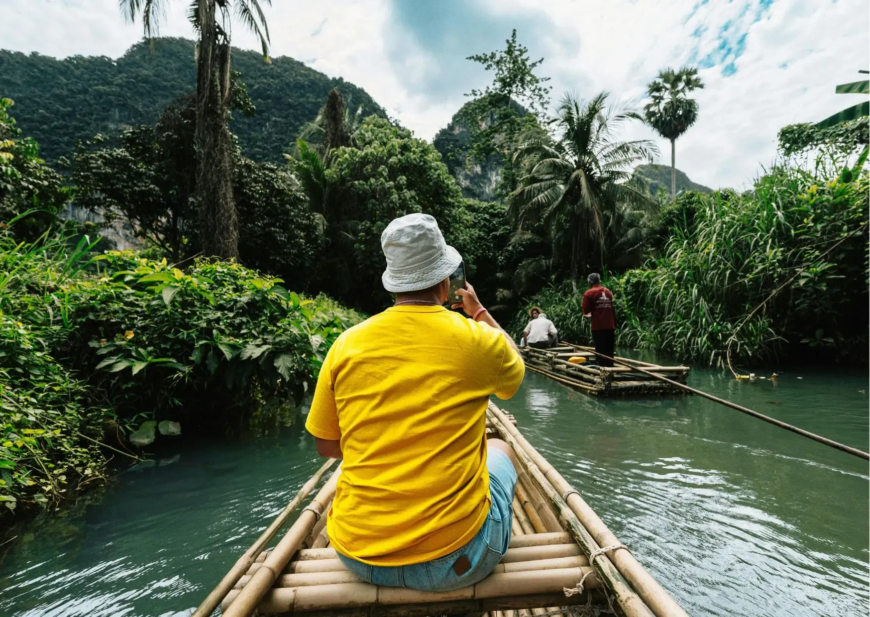 Reizigers kajakken door mangrovebossen in Krabi Thailand