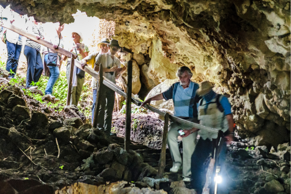 Lavatunnel op Santa Cruz op de Galápagos, gevormd door oude lavastromen en omgeven door vulkanisch landschap.