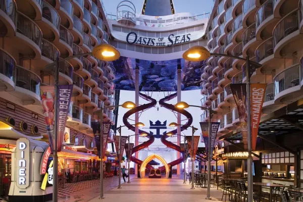Winkels, restaurants en gezellige sfeer in de Royal Promenade van de Oasis of the Seas
