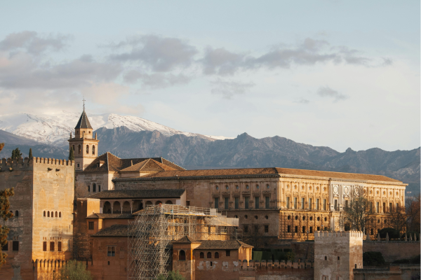 Uitzicht op de Sierra Nevada bij Granada met berglandschap op de achtergrond
