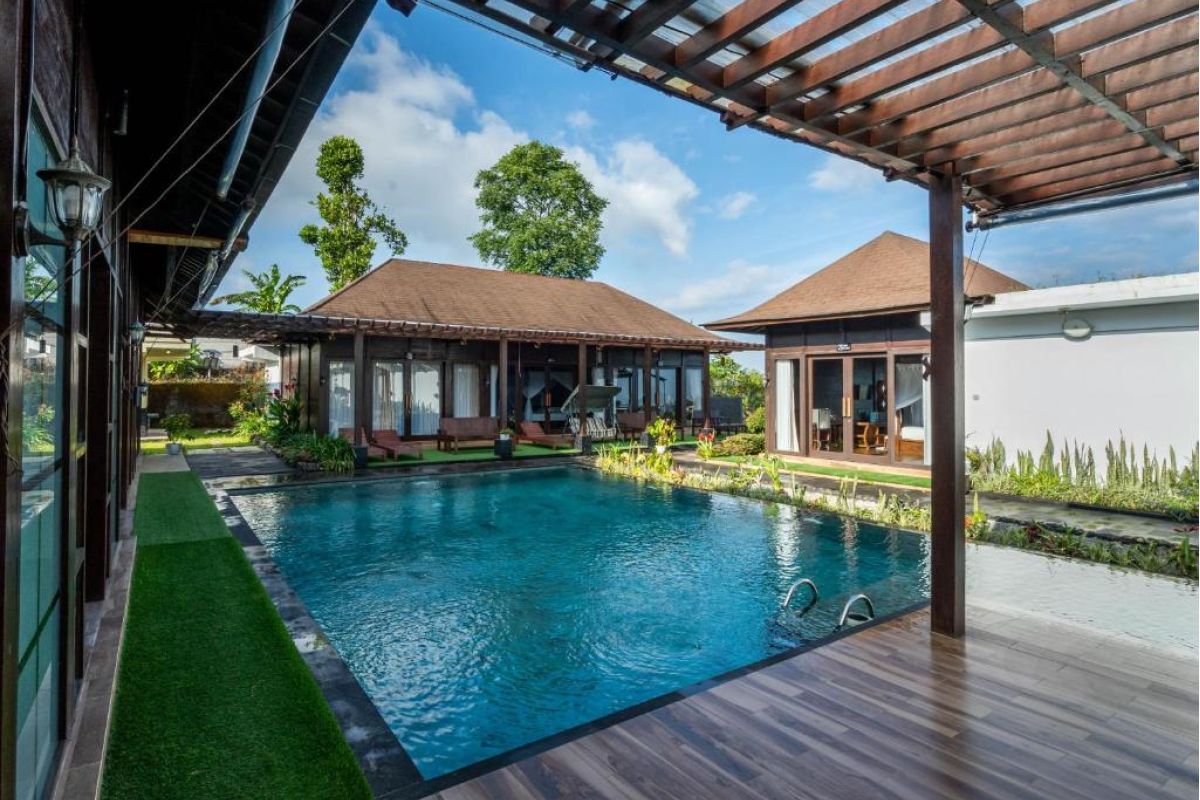 “Zwembad tussen de kamers van Shankara Munduk Bali, omringd door tropisch groen.”