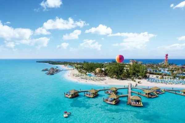 Wit zandstrand met palmbomen en turquoise water op Perfect Day at CocoCay op de Bahama's