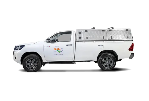 Toyota Hilux single cab zonder daktent, geschikt voor comfortabele selfdrive reizen over asfalt- en gravelwegen in Afrika.
