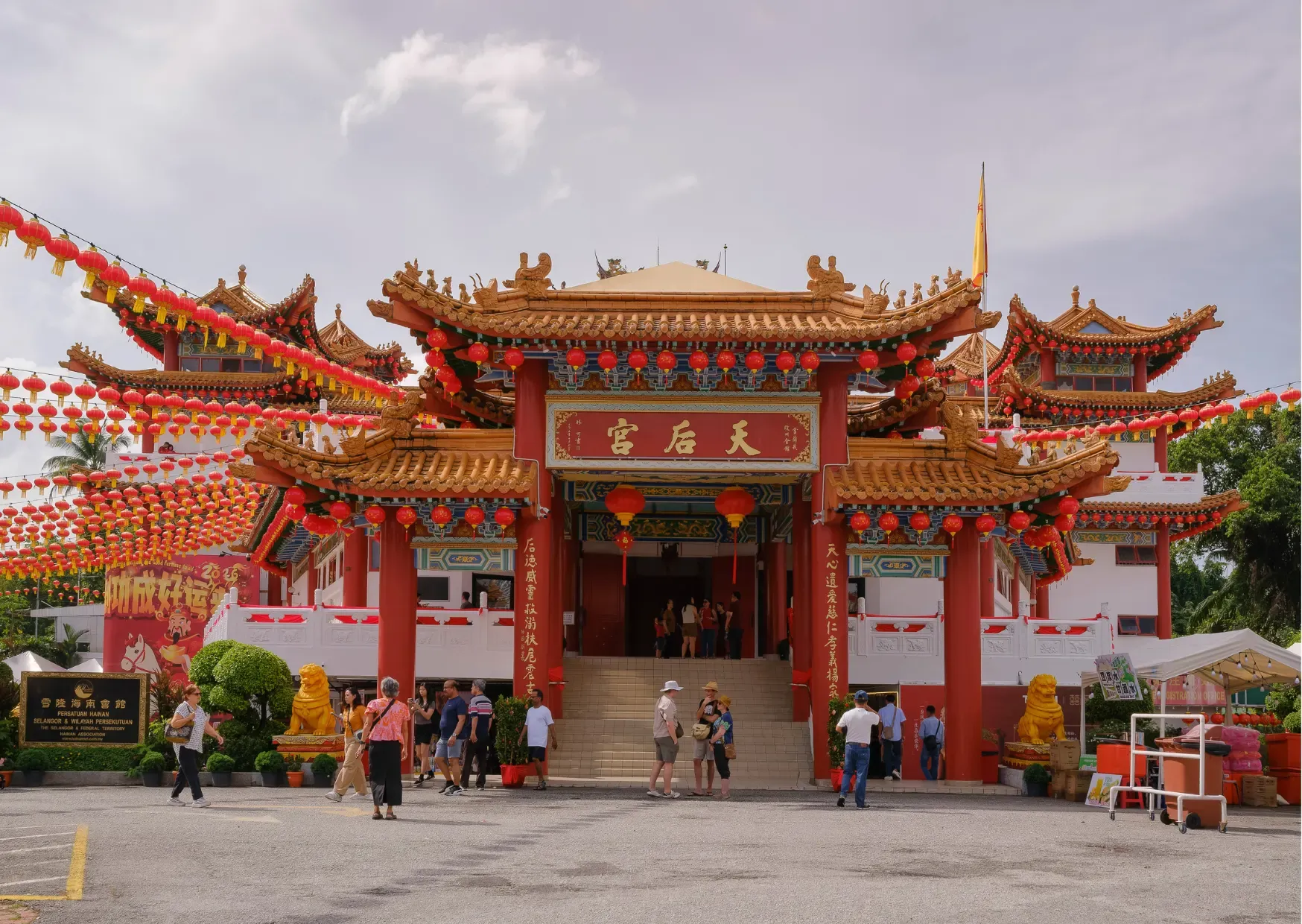 Kleurrijke ingang van de Thean Hou Temple met rode lantaarns