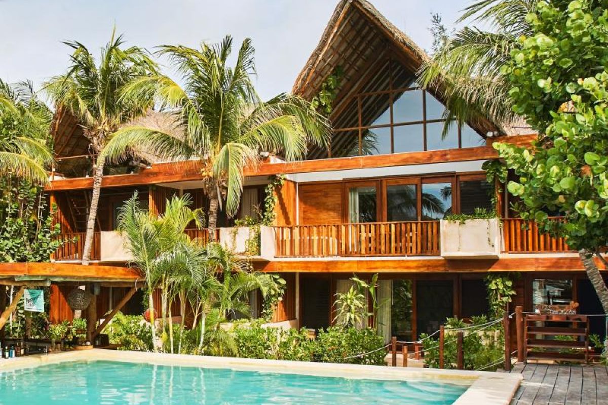 Klein boutique zwembad bij Villas Caracol met tropische ambiance