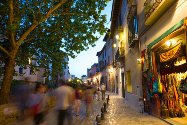 Historisch straatbeeld in het centrum van Granada