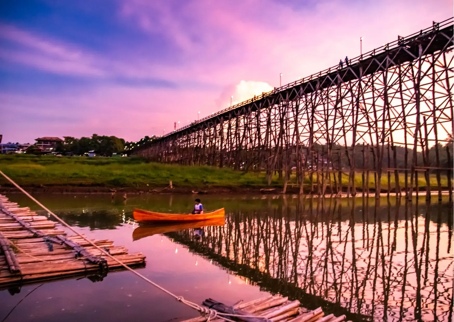 De beroemde Bridge over the River Kwai in Thailand