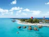 13-daagse droomreis New York & Caribbean Cruise Wit zandstrand met palmbomen en turquoise water op Perfect Day at CocoCay op de Bahama's