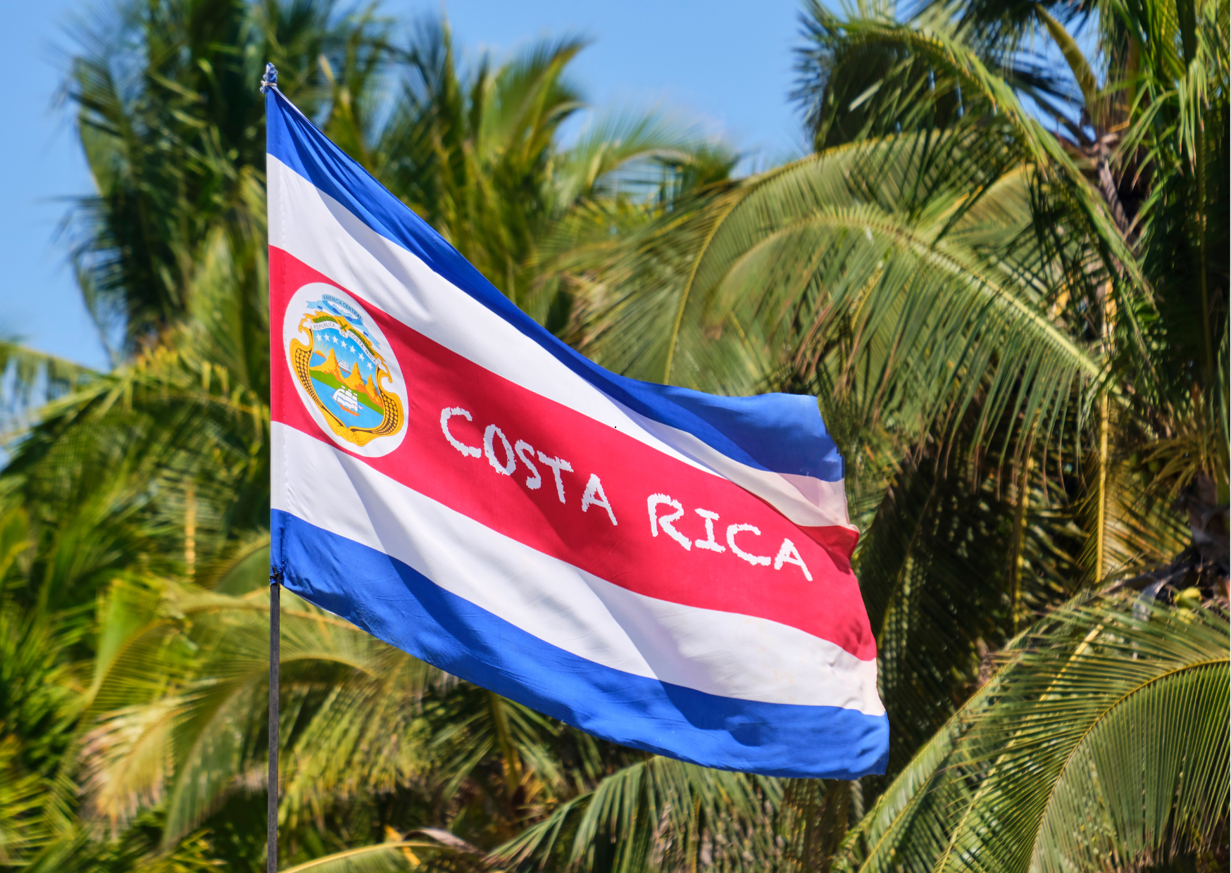 Aankomst-in-Costa-Rica-met-uitzicht-op-groene-bergen-bij-San-Jose