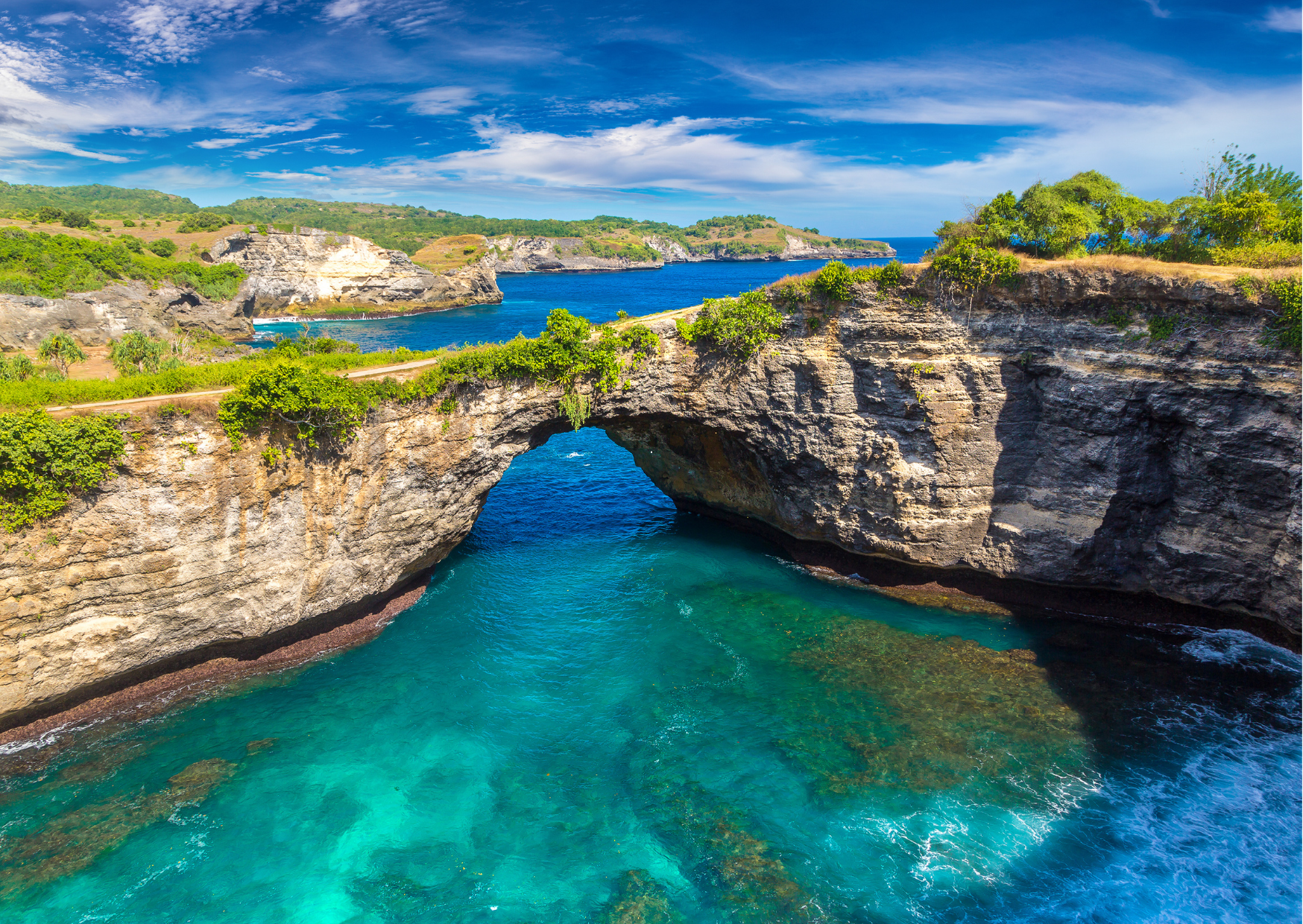 Broken Beach natuurlijke rotsboog aan de westkust van Nusa Penida