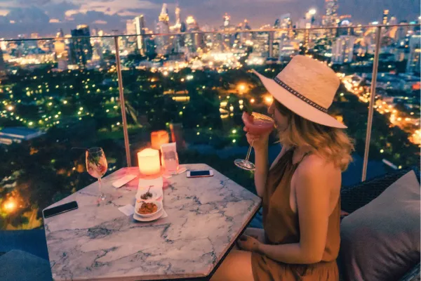 Rooftop bar van hotel in Bangkok Chinatown