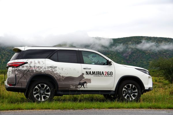 “Toyota Fortuner 4x4 in nationaal park tijdens selfdrive safari in Afrika.”
