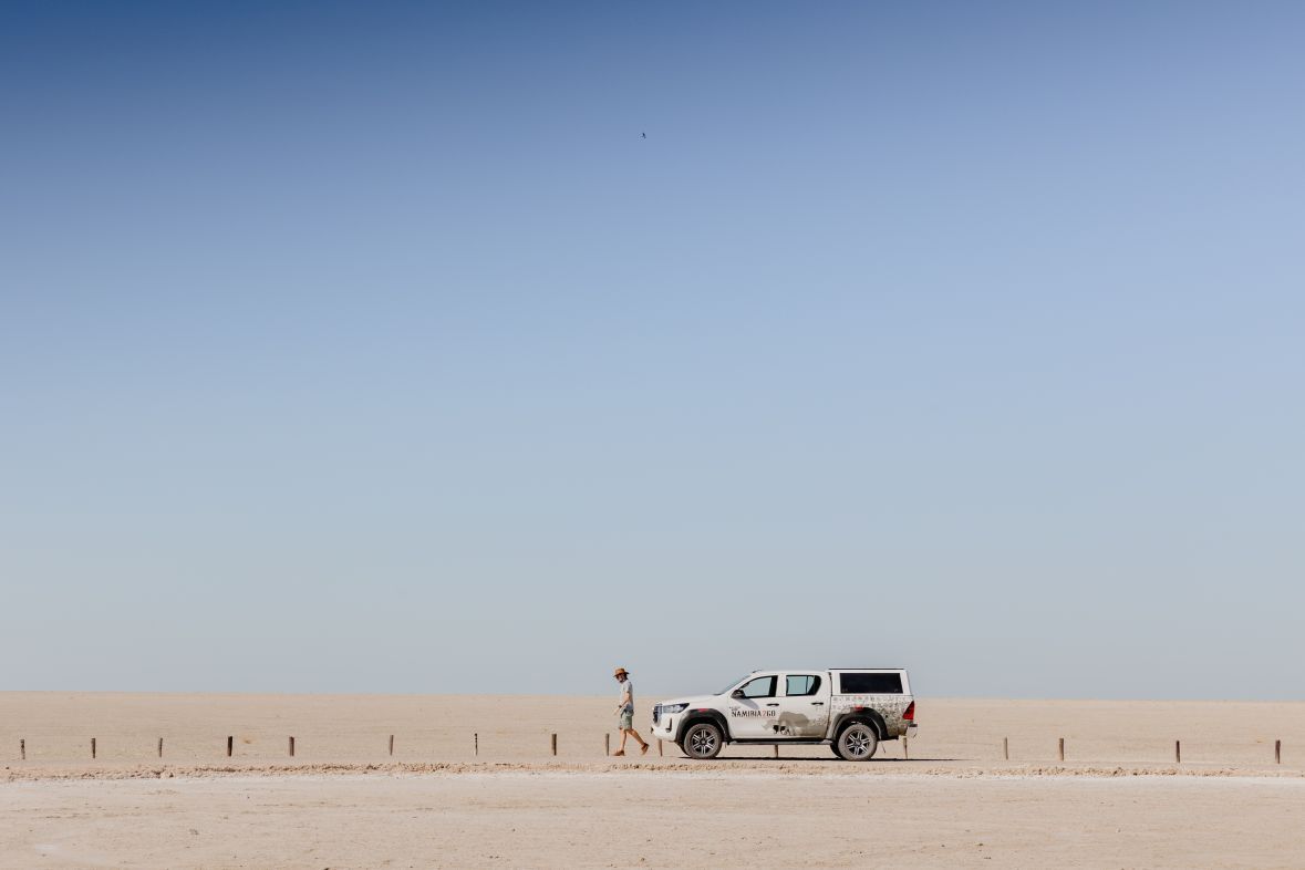 Toyota Hilux Double Cab 4x4 zonder daktent geparkeerd bij safari lodge in Namibië.
