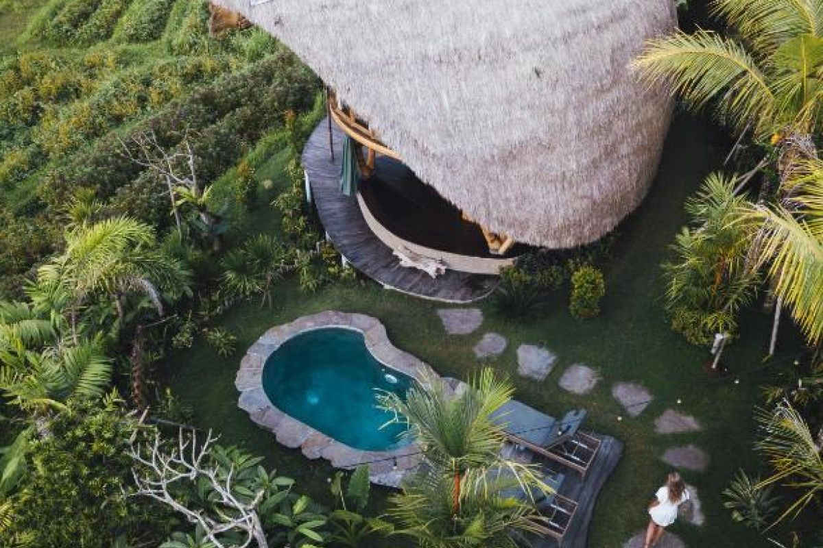 “Slapen in een exclusieve boomhut met panoramazicht op Mount Agung – Veluvana Bali.”