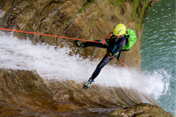 Canyoning en abseilen langs een waterval in La Fortuna, Costa Rica.