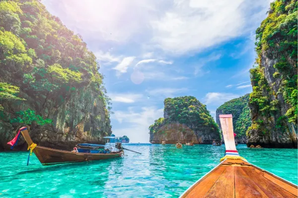 Imposante kalkstenen rotsen bij Phi Phi Islands Thailand