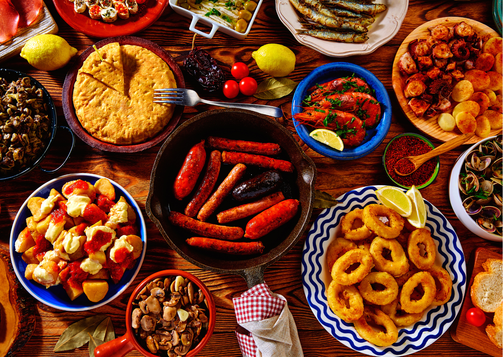 Tapas eten op een terras in Sevilla met traditionele Spaanse gerechten