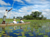 Botswana_Man en vrouw op excursie in Mokoro Okavango Delta
