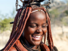 “Himba vrouw in traditionele kledij in Namibië, een iconisch beeld van de Himba-cultuur.”