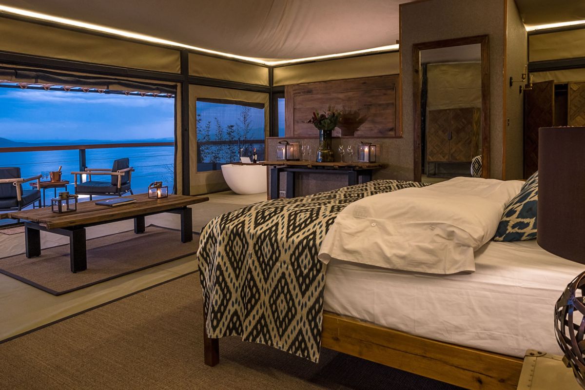 Romantisch ingerichte suite van The Cliff Nakuru met floor-to-ceiling ramen