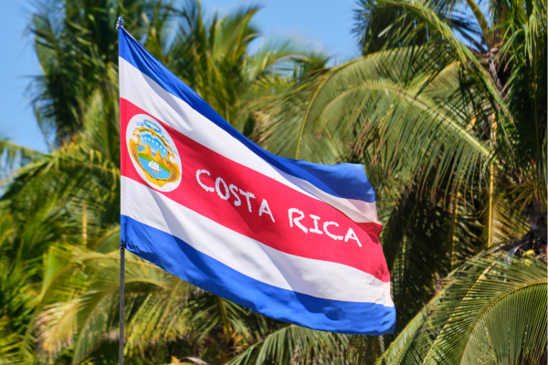 Aankomst-rondreis Costa-Rica-met-uitzicht-op-groene-bergen-bij-San-Jose