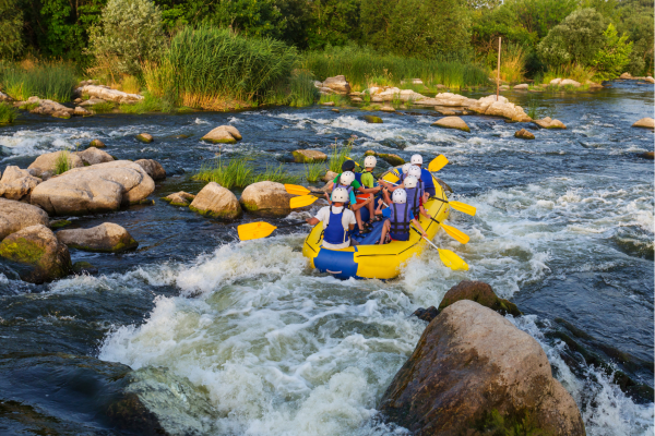 “Raftingboot vaart door tropische rivier in Chiapas.”