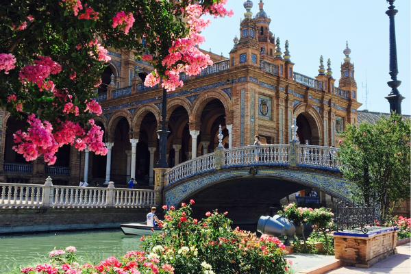 Guadalquivir-rivier door Sevilla met stadszicht