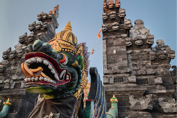 Traditionele Balinese tempel met stenen poort bij Ubud