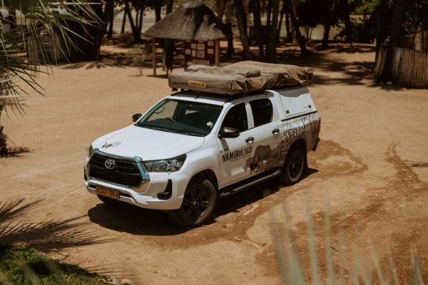 Betrouwbare Toyota Hilux 4×4 met hoge bodemvrijheid, daktent en kampeeruitrusting voor avontuurlijke selfdrives