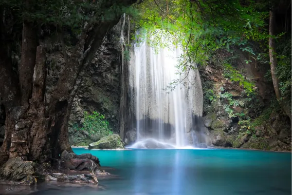 Turquoise Erawan Watervallen midden in de jungle van Thailand