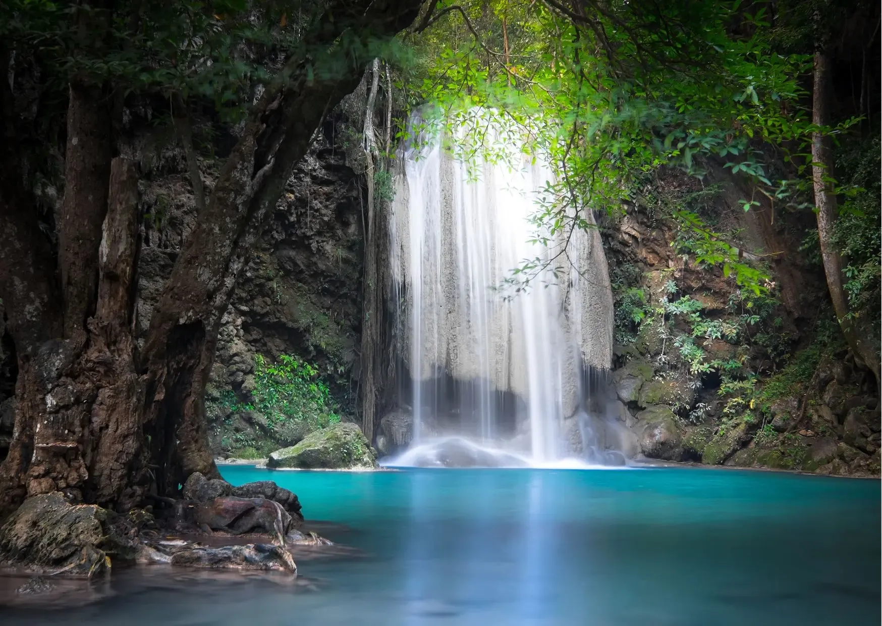 Turquoise Erawan Watervallen midden in de jungle van Thailand