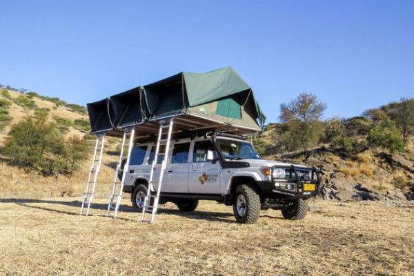 Toyota Land Cruiser 4×4 met meerdere daktenten – ruime kampeerauto voor 6 personen tijdens selfdrive reizen in Namibië