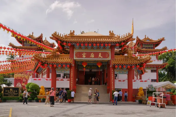 Kleurrijke ingang van de Thean Hou Temple met rode lantaarns