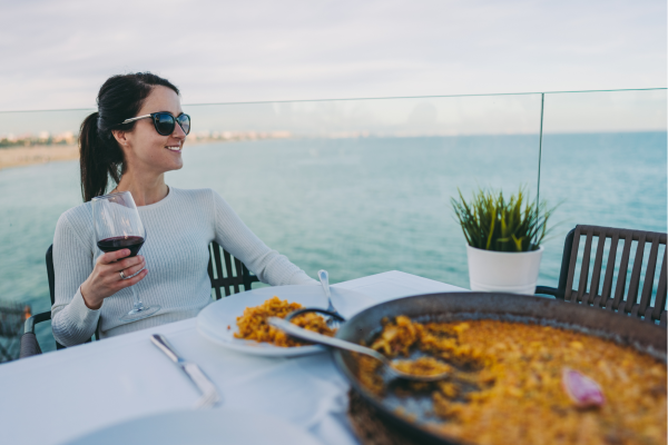 Paella eten aan het strand van Málaga met uitzicht op zee
