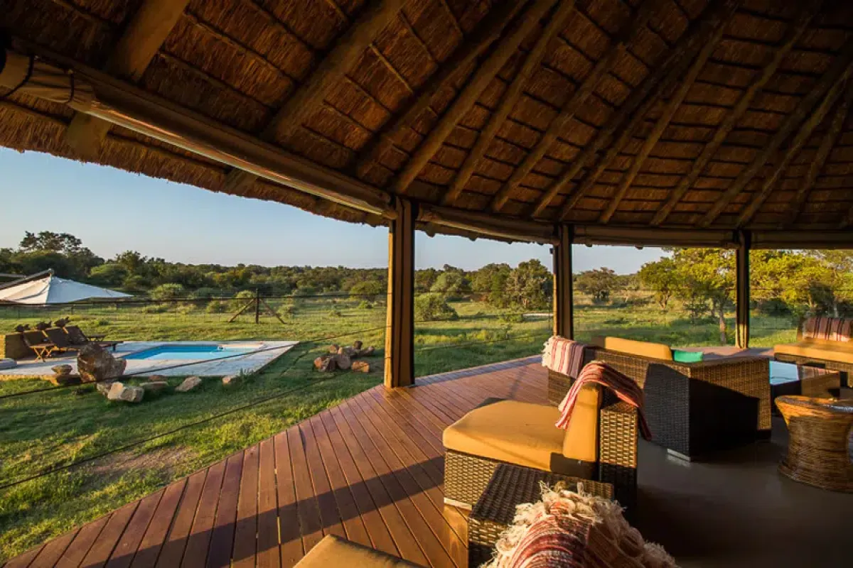 Uitzicht over de Afrikaanse bush vanaf Look Out Safari Lodge in Dinokeng Game Reserve