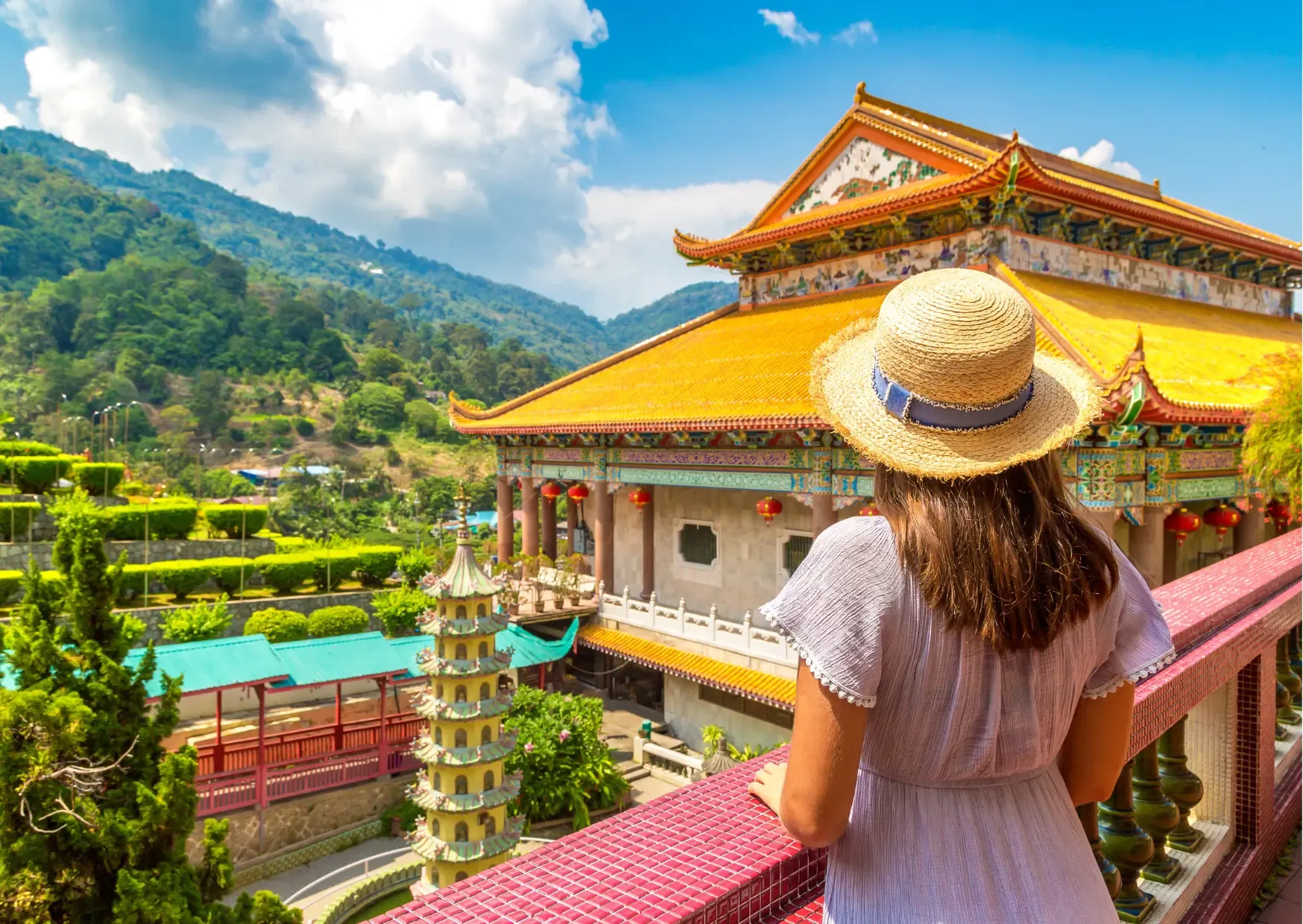 Reiziger kijkt uit over de kleurrijke Kek Lok Si-tempel op Penang